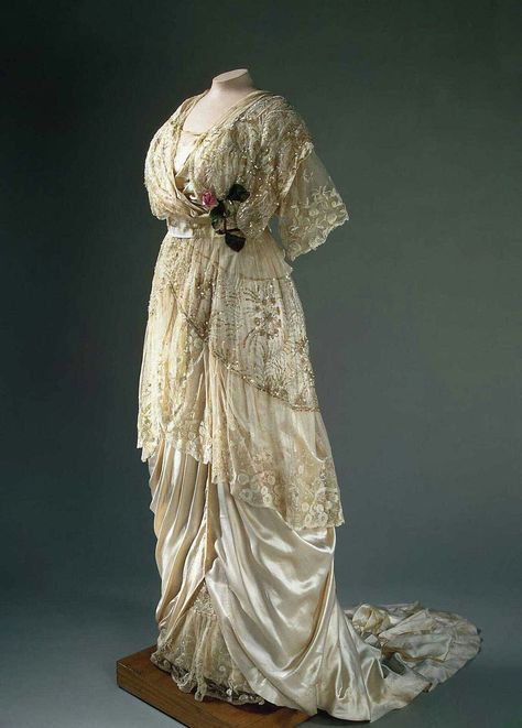 Russia 1910 Evening dress Jacques Doucet, Gaun Abad Pertengahan, Fashion 1910, 1910s Fashion, Hermitage Museum, Edwardian Dress, Afternoon Dress, Satin Evening Dresses, Antique Dress