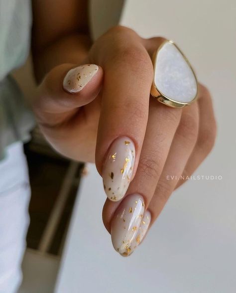 Gold Foil Nails White, Milky Nails With Gold Foil, White Chrome With Gold Nails, Milky White Nails With Gold Flakes, Nail Art Feuille D’or, White Nails With Gold Heart, Nails Feuille D’or, White Nails Gold Flakes, Golden Foil Nails