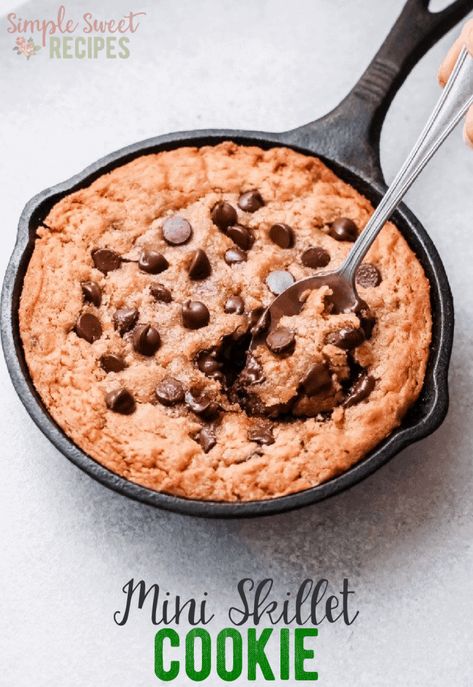 This Mini Skillet Cookie recipe is so easy to make and just the right portions for 2 or 3 to share (or eat it all yourself, I won't judge). The best homemade chocolate chip cookie dough recipe baked in a skillet for a gooey delicious cookie with a perfectly crisp edge! Top with ice cream for an extra perfect dessert! Chocate Chip Cookies, Mini Skillet Cookie, Homemade Chocolate Chip Cookie Dough, Chocolate Chip Cookie Dough Recipe, Skillet Cookie Recipe, Skillet Desserts, Cookie Dough Recipe, Skillet Chocolate Chip Cookie, Bites Recipes