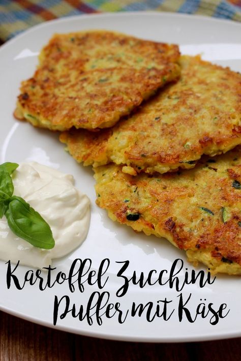 Kartoffel-Zucchini-Puffer Potato Zucchini, Benefits Of Potatoes, Zucchini Pancakes, Zucchini Puffer, Pizza Logo, Salty Foods, Christmas Food Dinner, Zucchini Recipes, Pinterest Recipes