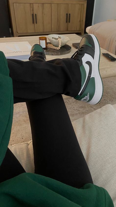 Green And Black Dunks, Dark Green Jordans, Black Jordans Outfit, Nike Jordan Green, Baddie Sneakers, Outfit With Jordan 1, Air Jordan 1 Low Green, Outfit With Jordans, Green Shoes Outfit