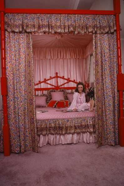 1970 Bedroom, Helen Gurley Brown, Groovy Decor, New York City Apartments, Celebrity Home, Interior Design History, Photos Of Celebrities, 70s Interior, City Apartments