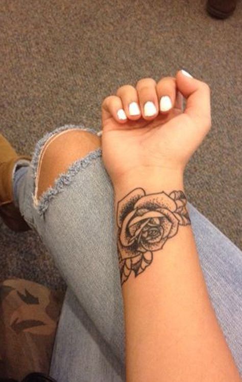 Rose Tattoo On Wrist, Tattoos For Women On Thigh, Wrist Tattoos Girls, Tato Tradisional, Tattoo On Wrist, Rose Tattoos For Women, Small Rose Tattoo, Flower Wrist Tattoos, Forearm Tattoo Women