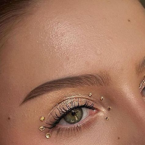 HALF MAGIC on Instagram: "YOU’RE SO GOLDEN 🌟 @glamsden created this golden ethereal look using: ✨GLITTERPUCK ✨GLITTERPILL in Money Plz ✨FACE GEMS in Crystalline Nude ✨LIGHT TRAP Highlighter in Enter The Glow ✨MAGIC DRIP Lip Gloss in Frosty B*tch" Gold Gem Makeup Looks, Goldilocks Makeup, Half Magic Makeup, Gold Goddess Makeup, Glitter Bar, Goddess Makeup, Fairy Halloween, Eye Gems, Fairy Halloween Costumes