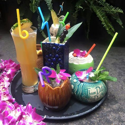 Very colorful Tiki drinks! Tropical Bar Design, Tiki Bar Drinks, Tiki Aesthetic, Tiki Bar Party, Tiki Restaurant, Hawaiian Drinks, Turtle Bars, Smoothie Shop, Cocktail Maker