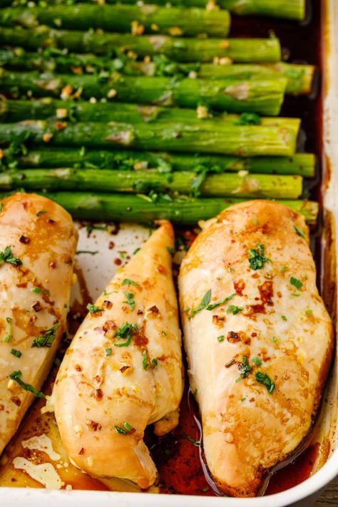 baking the chicken and asparagus Sheet Pan Chicken And Asparagus, Oven Baked Chicken Breast, Chicken And Asparagus, Asparagus Recipes Baked, Oven Baked Chicken Breasts, Baked Asparagus, Oven Pan, Chicken Asparagus, Oven Roasted Chicken