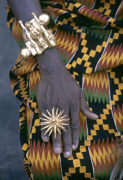 We re-erect ancient Akan symbols sanded and polished by hand, to a gold and silver jewelry that still echo lessons relevant to today’s world. Ghanaian Aesthetic, African Kings, African Aesthetic, Kumasi Ghana, Quilts Vintage, Gold Finger Rings, African Royalty, Black Consciousness, Ethnic Chic