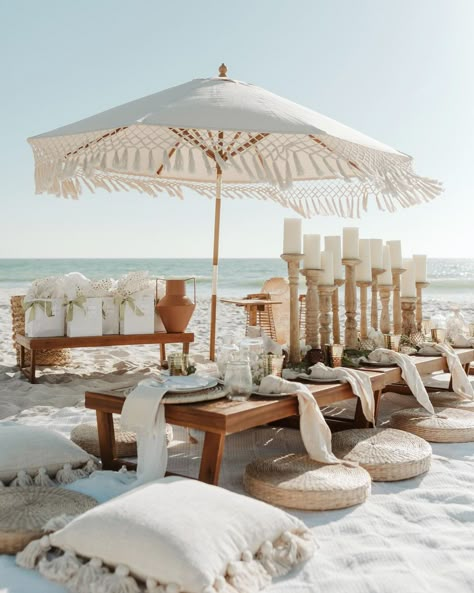 Beach Business Ideas, Beach Party Aesthetic, Wedding Rugs, Beach Setup, Beach Picnic Party, Outdoor Beach Decor, Boho Garden Party, Picnic Dinner, Do It Alone