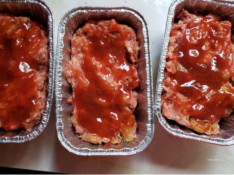 how to make homemade meatloaf - Eat Travel Life Mom's Meatloaf Recipe, Mini Meatloaf Recipes, Meatloaf Pan, Meatloaf Sandwich, Mini Meatloafs, Homemade Meatloaf, Easy Meatloaf, Mini Loaf, Meatloaf Recipe