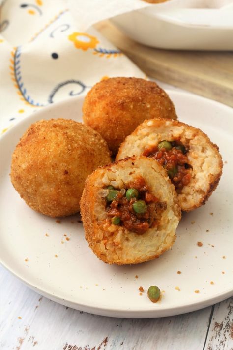 halved Sicilian arancini with meat sauce and peas filling on white plate with 2 whole arancini Authentic Arancini Recipe, Arancini Recipe Italian, Arancini Recipe, Pasta Cake, Recipe Italian, Recipes Authentic, Italian Foods, Tim Tam, Italian Appetizers