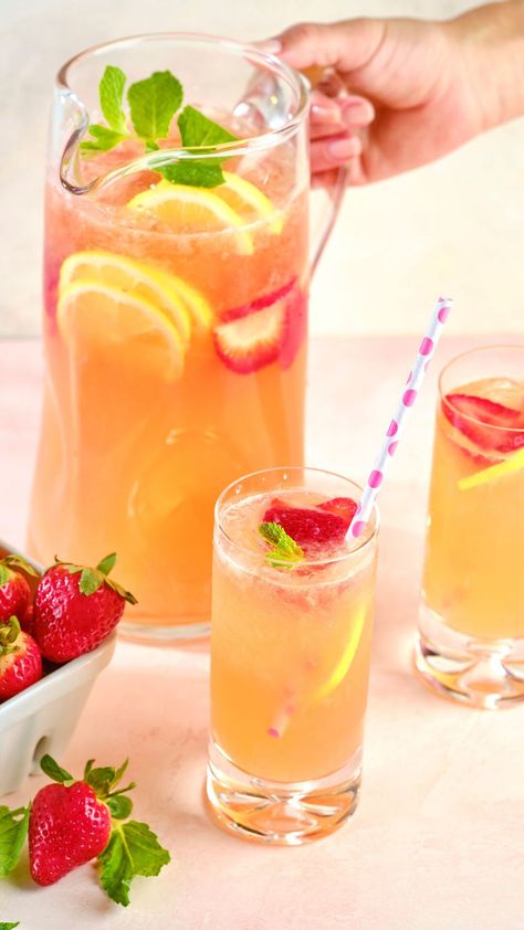 Toast to summer with a splash of flavor. 🍓 Whip up a big batch of this ice cold Strawberry Lemonade – the ultimate refreshment for gatherings made effortlessly with C&H® Granulated Sugar Easy Baking Tub! No mess, no fuss, just deliciousness! Batch Lemonade, Sparkling Lemonade, Brown Recipe, Strawberry Puree, Lemon Mint, Lemon Slice, Specialty Foods, Strawberry Lemonade, Refreshing Cocktails