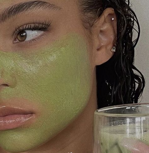 Matcha Face Mask, Mask Photoshoot, Face Mask Aesthetic, Green Face Mask, Green Skincare, Mask Aesthetic, Mask Pictures, Body Hygiene, Clay Face Mask