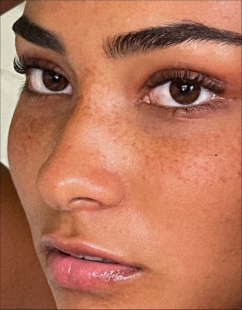 Island Girl Makeup, Instagram Model Aesthetic, Makeup Inspo Natural, Henna Freckles, Sienna Mae, Bronzed Makeup, Tan Girl, Beach Film, Freckles Makeup