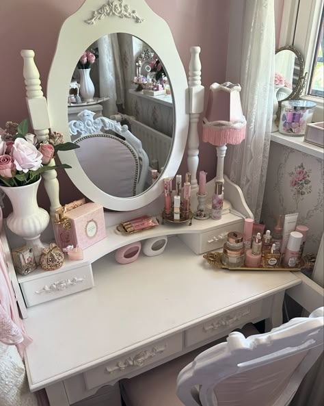 a little girly girl dump 💕✨🤍🌸💕✨🤍🌸💕✨🤍🌸 girly, pink aesthetic, princesscore, modern princess, parisian style, english style, cottagecore, shabby chic, preppy, classy, blair waldorf, gossip girl, romantic, hyperfeminine, dollette, coquette, bridgerton, balletcore, accessories, vanity, room, spring, summer, loveshackfancy Girly Pink Aesthetic, Feminine Room, Blair Waldorf Gossip Girl, Dollette Coquette, Dream Bedroom Inspiration, Pink Vanity, Princess Room, Modern Princess, Vanity Organization