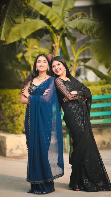 Photo Poses For Two Sisters, Saree Poses Aesthetic With Friends, Photo Poses With Sister, Two Sisters Photoshoot, Poses In Saree With Friends, Sister Poses For Pictures, 2 Friends Photoshoot, Saree Poses Photoshoot Ideas, Niharika Jain