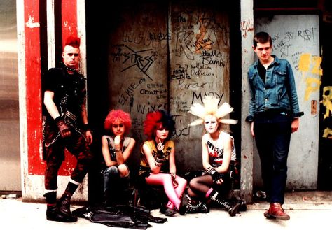 British Punk Fashion, Mens Punk Fashion, 1970s Punk, Punk Guys, Punk Mode, Punk 80s, Kathleen Hanna, Punk Subculture, German Clothing