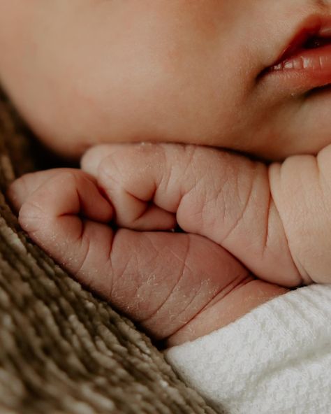 I can’t get enough of this sweet newborn session!🥹💗 Her chunky cheeks and little lips are to die for! . . . . . #photography #utahphotographer #utahphotography #utahnewbornphotographer #utahnewbornphotography #inhomenewbornsession #inhomenewbornphotography #newbornphotography #newbornphotographer #newbornphoto #newbornphoto #lifestylephotography #lifestylephotographer #familyphotography #familyphotographer #utahfamilyphotographer #utahfamilyphotography Newborn Faceless Photo, Easy Newborn Photos At Home, Faceless Newborn Announcement, Newborn Photography Without Showing Face, Crafts To Do With Newborns, Chic Newborn Photography, Detail Newborn Shots, Newborn Close Up Pictures, Newborn Scrunch Photo