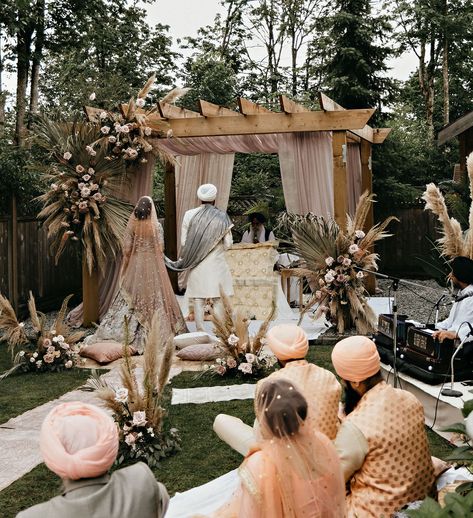 Socially-Distanced Backyard Indian Wedding Sikh Wedding Decor, Boho Florals, Backyard Wedding Ceremony, Small Weddings Ceremony, Wedding Setup, Yard Wedding, Desi Wedding Decor, Indian Wedding Inspiration, Wedding Mandap