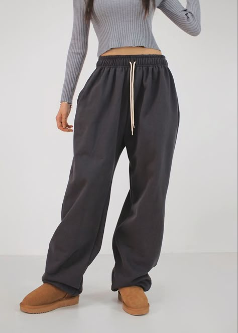 Open Bottom Sweatpants Outfit, Comfy Pants Aesthetic, Outfits Aesthetic Sweatpants, Baggy Sweat Pants Outfit, Big Sweatpants Outfit, Black Baggy Sweatpants Outfit, Y2k Sweatpants Outfit, Tight Shirt Baggy Pants, Baggy Pjs