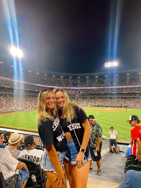 baseball outfits friends clothes ideas soxs sports preppy Baseball Game Pictures Instagram With Friends, Baseball Game Astethic, Night Baseball Game Outfit, Baseball Game With Friends, Baseball Game Picture Ideas, Baseball Game Poses, College Baseball Game Outfit, Baseball Game Photo Ideas, Mlb Game Outfit Woman