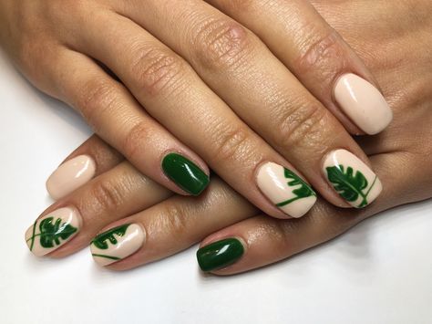 Plant Design Nails, Monstera Leaf Nails, Nails With Plants, Monstera Nail Art, Monstera Ankle Tattoo, Monstera Plant Nails, Monstera Nail Design, Green Nails Plants, Monstera Nail