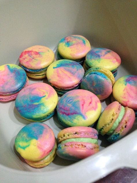 Rainbow macarons Rainbow Macaroons, Rainbow Macarons, Rainbow Stuff, Food Deserts, Adventure Zone, Rainbow Swirl, 9th Birthday, 6th Birthday, Desert Recipes