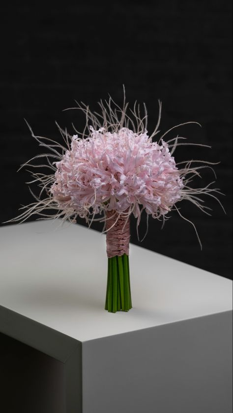 Weird Flower Bouquet, Modern Flower Bouquet, Unique Bridal Bouquets, Unique Wedding Bouquet, Spider Lily, Flower Arrangement Designs, Ikebana Arrangements, Bridal Bouquet Flowers, Unique Bouquet