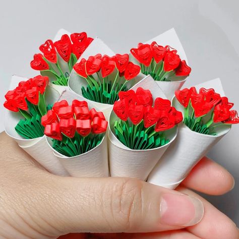 So cute #miequilling #handmade #quilling #quillingpaper #quillingdesign #tranhquilling #quillingart #quillingdesign #tranhgiayxoan #giấyquilling #quillingartist Quilling 3d Miniatures, Quilling Arts, Quilling Flower Designs, Diy Floral Decor, Craft Video, Art Quilling, Quilling 3d, 3d Quilling, Quilling Ideas