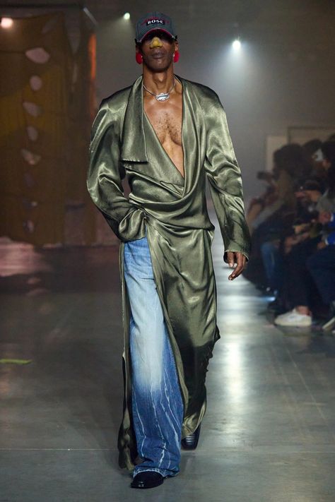 Martine Rose Spring 2025 Menswear Fashion Show | Vogue Queer Fashion Guys, Martin Rose, Martine Rose, Queer Fashion, Street Fashion Men Streetwear, Male Fashion Trends, Menswear Fashion Show, Menswear Fashion, Menswear Collection