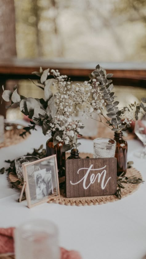 Easy Western Wedding Centerpieces, Boho Green Centerpieces, Country Chic Centerpieces, Farm Wedding Centerpieces Rustic Chic, Rustic Modern Wedding Centerpieces, Wedding Centerpieces Country, Fall Boho Wedding Table Centerpieces, Boho Center Piece Wedding, Southern Wedding Centerpieces