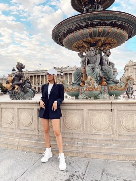 Summer London Outfits, Outfit With Cap, Paris Outfits Spring, London Aesthetic Outfits, Outfit In Paris, Paris Trip Outfits, Eurotrip Outfits, Madrid Outfits, Spain Outfit