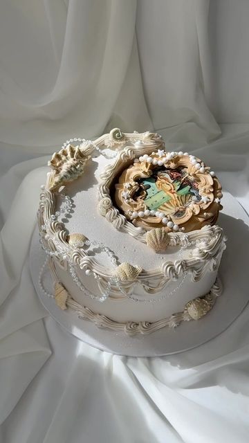 Pearl Birthday Cake, Moon Birthday Cake, Birth Of Venus, Wedding Options, 23rd Birthday, Moon Cake, Pretty Cakes, Gold Pearl, Birthday Celebration