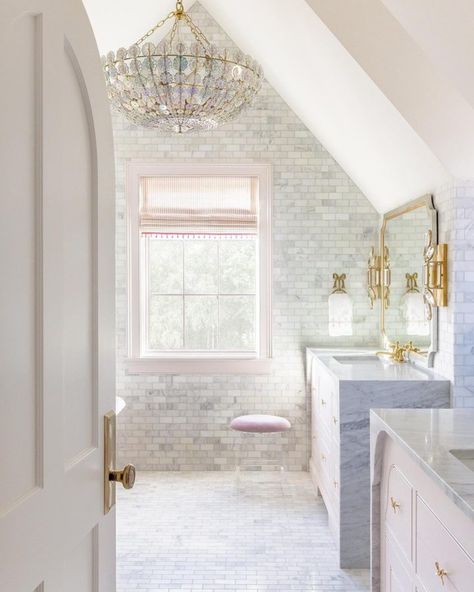 Girls Shared Bathroom, Grandmillennial Home, Girl Bathroom, New York Penthouse, Bathroom Upstairs, Baths Interior, Marble Pink, Timeless Interiors, Bell Design