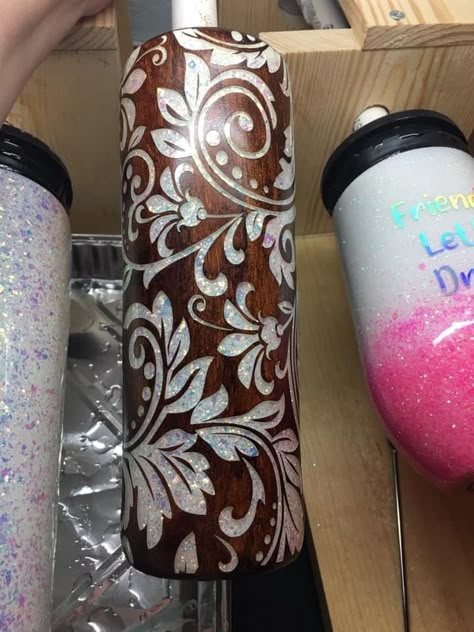 Woodgrain Tumbler Ideas, Peekaboo Tumbler Ideas, Epoxy Tumbler Designs, Tumbler Cups Personalized, Tumbler Svg, Funny Cups, Epoxy Tumblers, Glitter Tumbler Cups, Diy Mugs