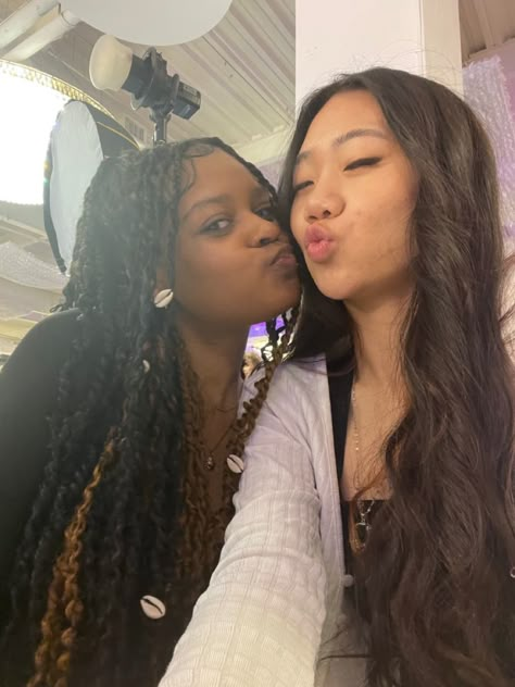 Black Bff Pictures, Black Twins Aesthetic, Blasian Friendship, Black And White Girl Duo, Asian And Black Duo, Asian And Black Friends, Black And Asian Duo, Black Korean, Friendship Photoshoot