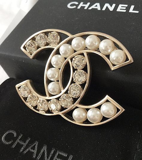 CHANEL+CLASSIC+Pearl+Crystal+Fashion+Brooch+Pin+GOLD+Hollow+CC+Authentic+NIB Chanel Pins, Classic Style Fashion, Chanel Aesthetic, Chanel Brooch, Chanel Designer, Chanel Chanel, Crystal Fashion, Chanel Earrings, Chanel Accessories