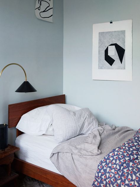 In his new home, Sean Santiago set out to turn a single room into a combination bedroom and office—a tiny canvas that presented no small challenge. Adult Apartment Decor, Twin Bedroom Sets, Luxury Bedroom Furniture, Makeover Bedroom, Small Bedroom Designs, Twin Bedroom, Adult Bedroom, Single Bedroom, Woman Bedroom