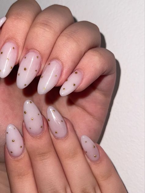 Chrome Dot Nails, Gold Dot Nails, White Nails With Dots, Gold Polka Dot Nails, Nails With Gold Details, White Polka Dot Nails, White Short Nails, Grad Nails, White Nails With Gold