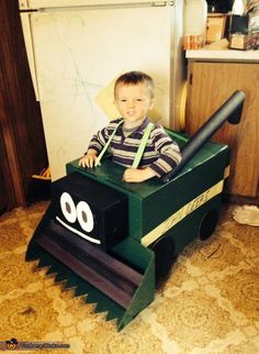 Barbara: My son is wearing his combine costume. He wanted to be it for Halloween. So I took his toys and treys to copy it using cardboard boxes. Tractor Costume, Farmer Halloween Costume, Stroller Halloween Costumes, Stroller Costume, Box Costumes, Costume Toddler, Pumpkin Halloween Costume, Jessie Toy Story, Homemade Halloween Costumes