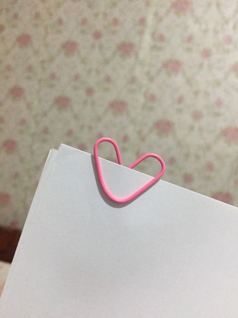 im inlove with these paper clip 🖇 #paperclip #heart Heart Shaped Paper Clips, Paperclip Heart, Heart Paper Clip, Heart Paper, Id Photo, Paper Heart, Paper Drawing, Paper Hearts, Paper Clips