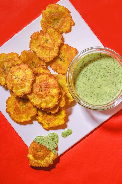 Tostones (Fried Green Plantains) with Cilantro Garlic Sauce - kiyafries Dipping Sauce For Plantains, Tostones Recipe Dipping Sauces, Puerto Rican Dipping Sauce, Tostones Garlic Dipping Sauce, Garlic Sauce For Tostones, Tostones Dipping Sauce, Plantain Dipping Sauce, Different Recipes For Chicken, Puerto Rican Garlic Sauce