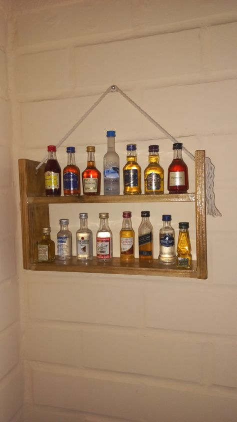 Colección de licores en miniatura Bar Signs Diy, Mini Alcohol Bottles, Signs Diy, Alcohol Bottles, Cute Bedroom Decor, Shop Display, Mini Bar, Bar Signs, Liquor