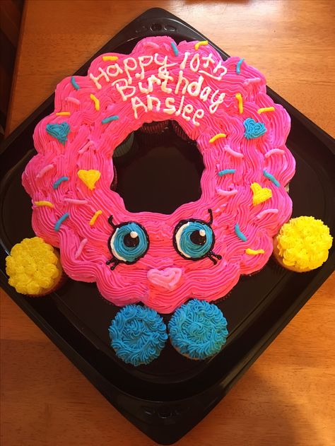 Shopkins d'lish donut cake Shopkins Birthday Cake, Shopkins Bday, Pull Aparts, Shopkins Cake, Shopkins Birthday Party, Pull Apart Cake, Donut Cake, Shopkins Party, Shopkins Birthday