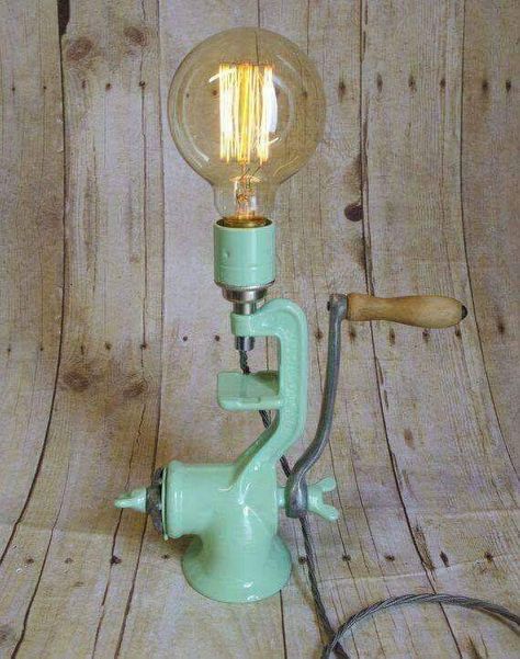 Lampe Steampunk, Diy Table Lamp, Luminaire Original, Diy Lampe, Steampunk Lamp, Cool Lamps, Meat Grinder, Industrial Lamp, Creative Lighting