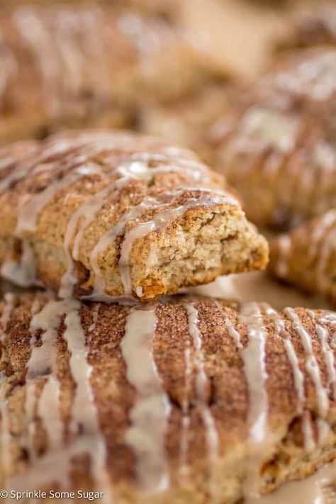 Cinnamon Roll Scones, Glazed Scones, Cinnamon Scones Recipe, Cinnamon Chip Scones, Vanilla Bean Scones, Cinnamon Scones, Scones Recipe Easy, Sweet Glaze, Rock Recipes