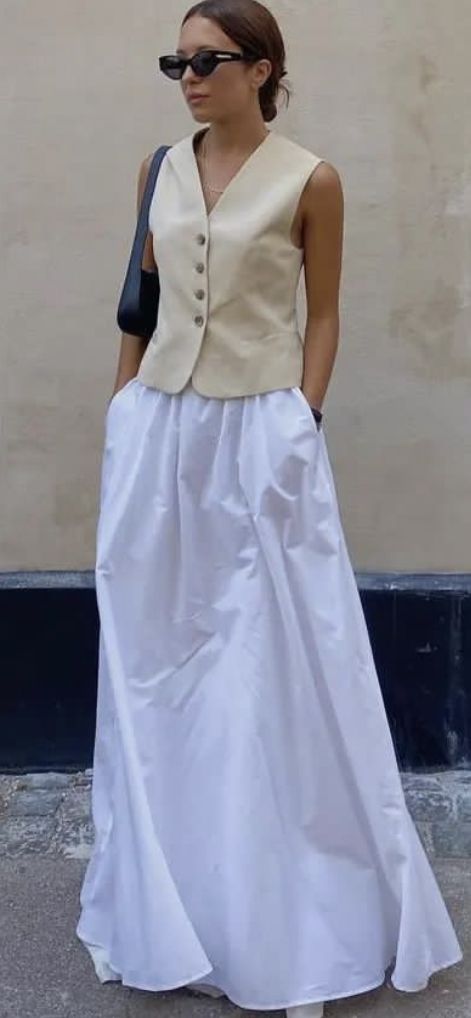 Street style 2022 Maxi Skirt Street Style 2022, Maxi Skirt Street Style, Skirt Street Style, Street Style 2022, February 2023, Summer Fashion Outfits, White Skirts, Modest Fashion, Maxi Skirt