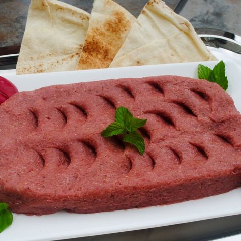 Kibbeh Nayeh Recipe, Kibbeh Nayeh, Arabic Food Recipes, Kibbeh Recipe, Raw Eating, Raw Beef, Armenian Recipes, Raw Meat, Lebanese Recipes