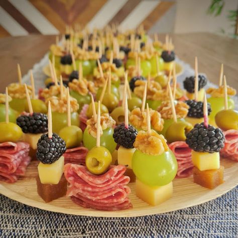 Brochetas de salami con aceituna, gouda con uva verde y nuez. Y ate con queso y blackberry Charcuterie Appetizers, Fruit Smoothie Recipes Healthy, Party Food Platters, Fruit Smoothie Recipes, Food Platters, Smoothie Recipes Healthy, Fruit Smoothies, Caramel Apples, Finger Foods