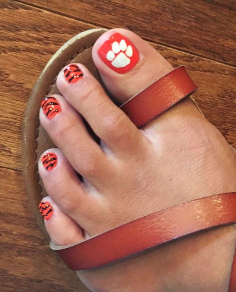 Clemson tiger nails, tiger paw nails Tiger Paw Nails, Clemson Tiger Nails, Clemson Nails Designs, Clemson Nails, Paw Nail Art, Nails Tiger, Tiger Stripe Nails, Green Forest Background, Tiger Nail Art