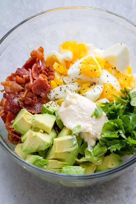 Creamy Avocado Egg Salad with Crispy Bacon – Easy, nutritious, and SO delicious! This chunky avocado egg salad is made with simple ingredients from your pantry. Avocado Dessert, Healthy Protein Meals, Crockpot Healthy, Avocado Hummus, Healthy Recipes Clean, Avocado Egg Salad, Healthy Meals For One, Egg Salad Recipe, Healthy Recipe Videos